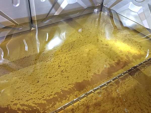Modüler panel deponun tabanında kalın sarı-kahverengi tortu katmanı