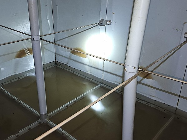 Su deposunun içi temizlik öncesi