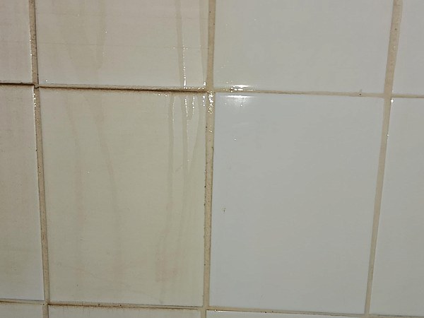 Temizlenmiş sarnıcın seramik duvarı