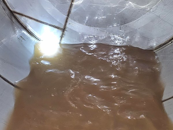 Silindirik su deposunun içi temizlik öncesi; taban kahverengi çamurlu suyla kaplı